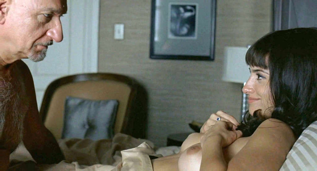 Penelope Cruz entblößt ihre schönen kleinen Brüste und posiert sexy im langen schwarzen Kleid 
 #75348658