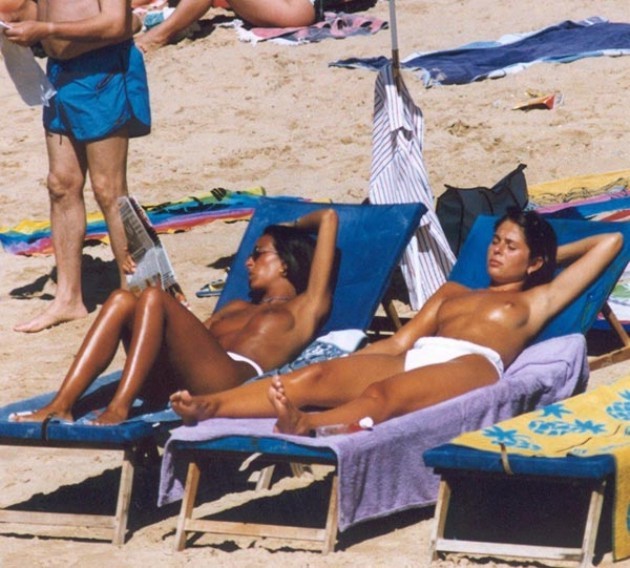 Sexy ragazze giovani nude che giocano sotto il sole caldo
 #72249055