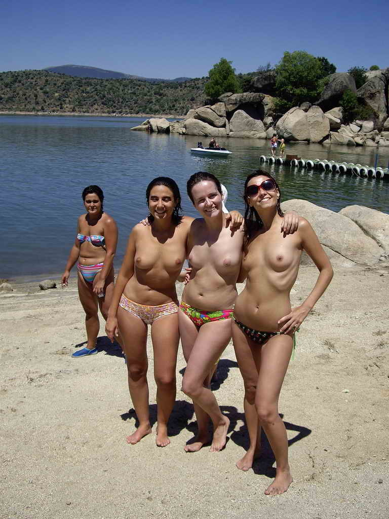 Sexy ragazze giovani nude che giocano sotto il sole caldo
 #72249059