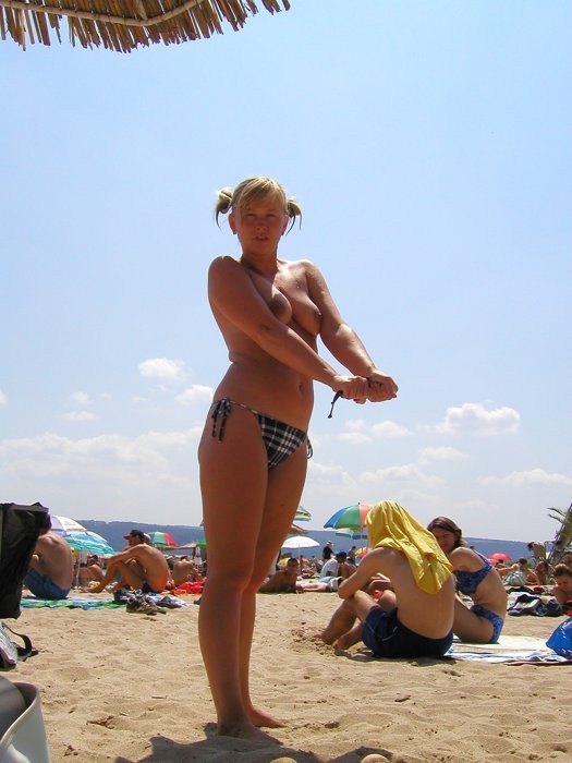 Sexy desnudos jóvenes jugando alrededor en el sol caliente
 #72249068