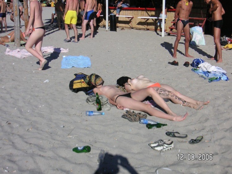Sexy desnudos jóvenes jugando alrededor en el sol caliente
 #72249071