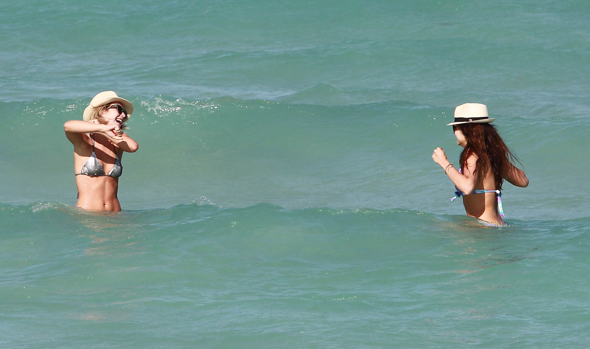 マイアミのビーチでセクシーなビキニを着ているNina dobrev
 #75233984