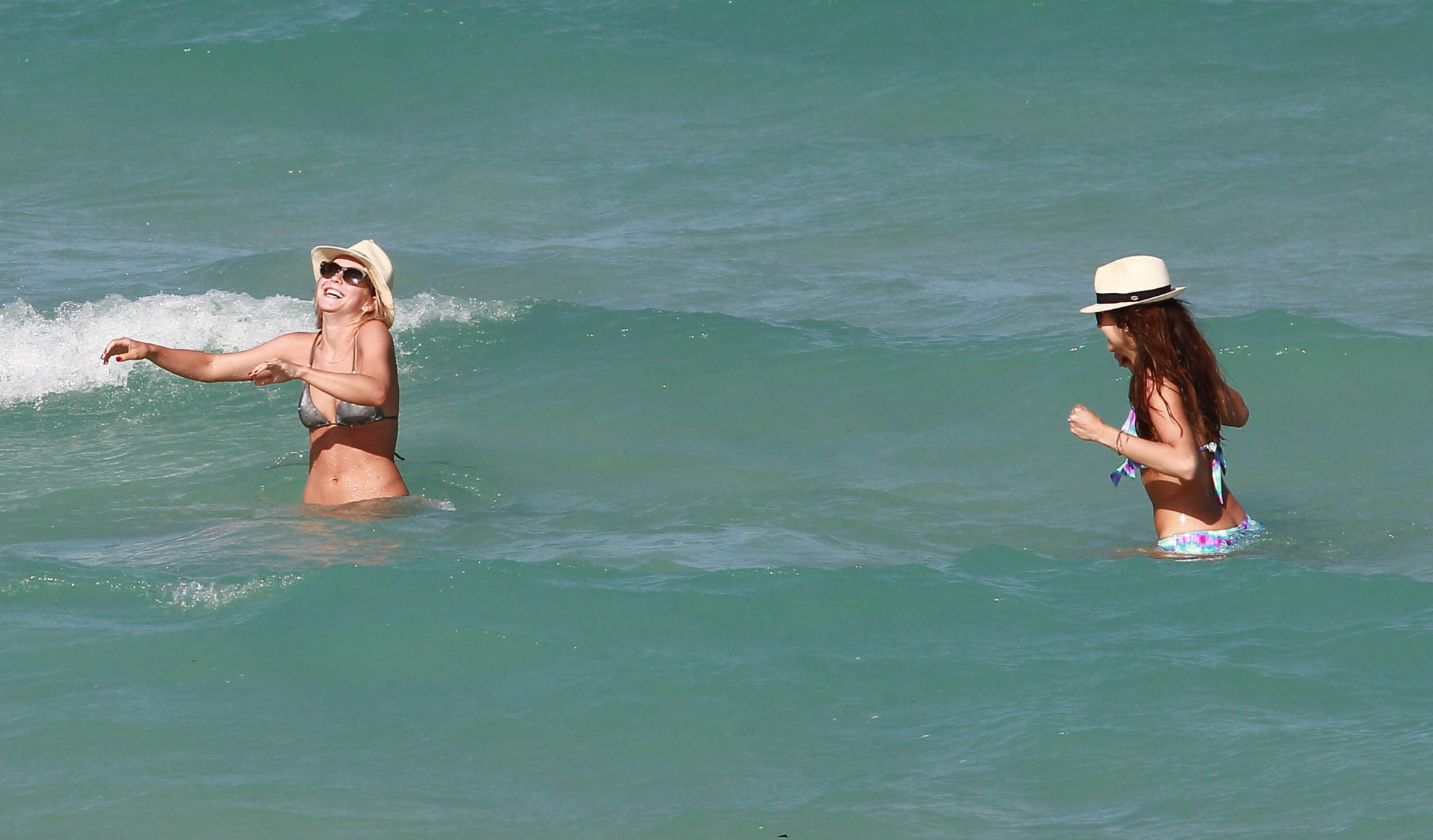 マイアミのビーチでセクシーなビキニを着ているNina dobrev
 #75234010