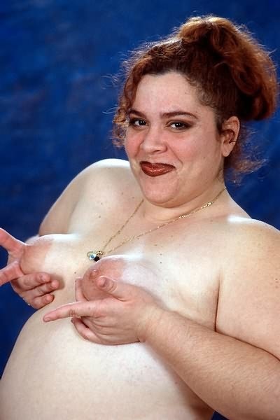 Gorda pelirroja con enormes caderas
 #75589692