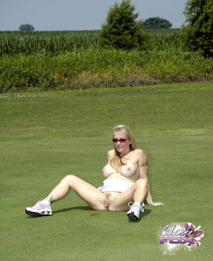 Celeste Fox auf dem Golfplatz
 #78244026