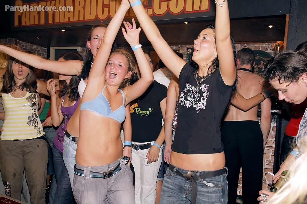 Amateur Babes ficken in einer köstlichen Party
 #71559188