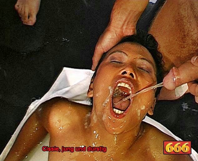 Asiatische Küken bekommen ihren Mund voll von Pisse und Sperma
 #75898563