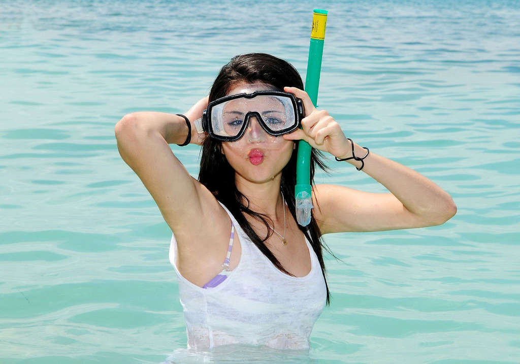 Selena Gomez che mostra il corpo sexy e il culo caldo in bikini sullo yacht
 #75334180