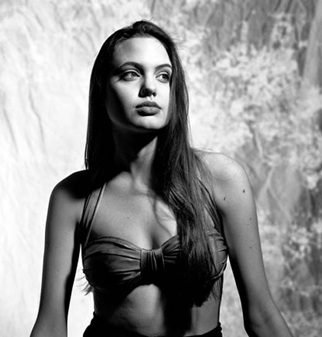 Angelina Jolie che espone le sue belle grandi tette e cazzo duro in tappi di film nudo
 #75375872