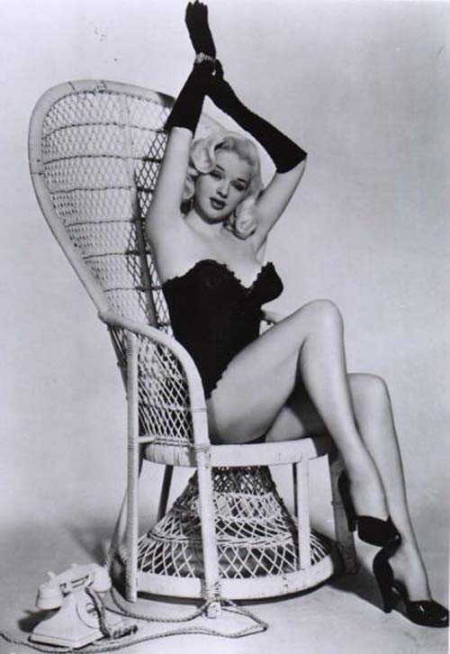 Diana dors mostra il suo corpo, tette e culo in pose seducenti sexsi
 #75295576