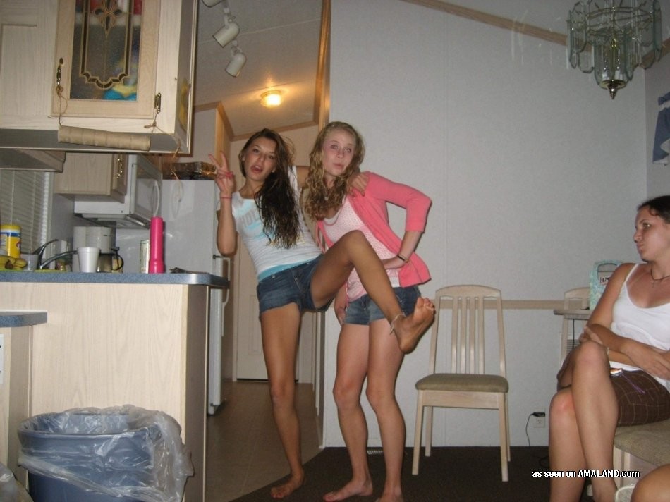 Amateur lesbische 18 Jahre alte Freundinnen in Bikinis und Höschen
 #68378976