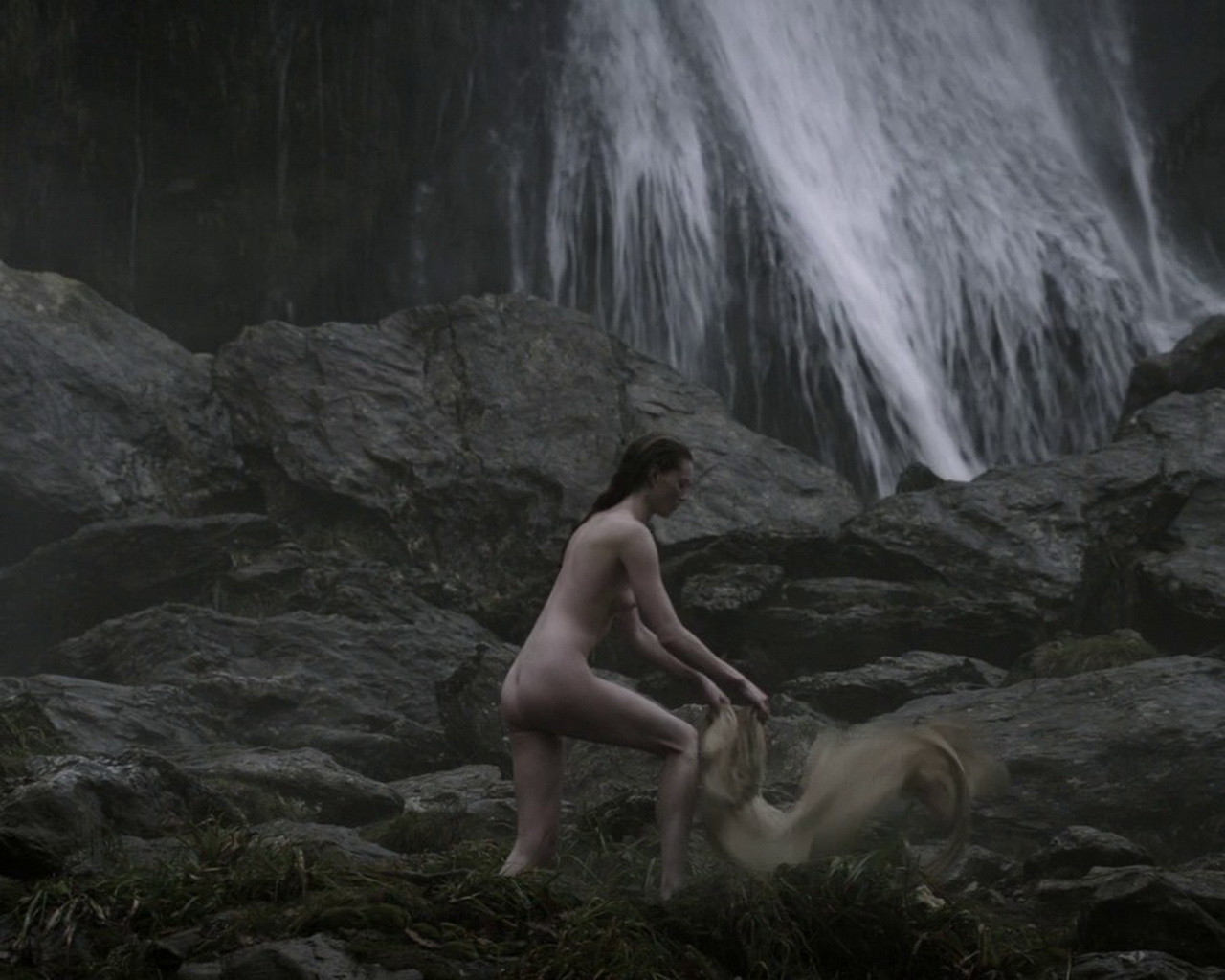 Alyssa Sutherland zeigt ihren völlig nackten Körper bei den Dreharbeiten zu Vikings S01E09
 #75202690