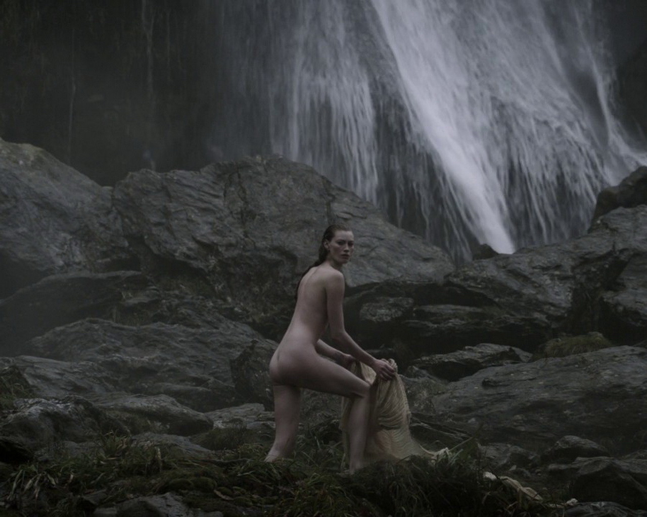 Alyssa Sutherland showing off her fully naked body while filming Vikings S01E09 #75202694