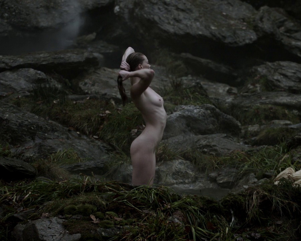 Alyssa Sutherland showing off her fully naked body while filming Vikings S01E09 #75202706
