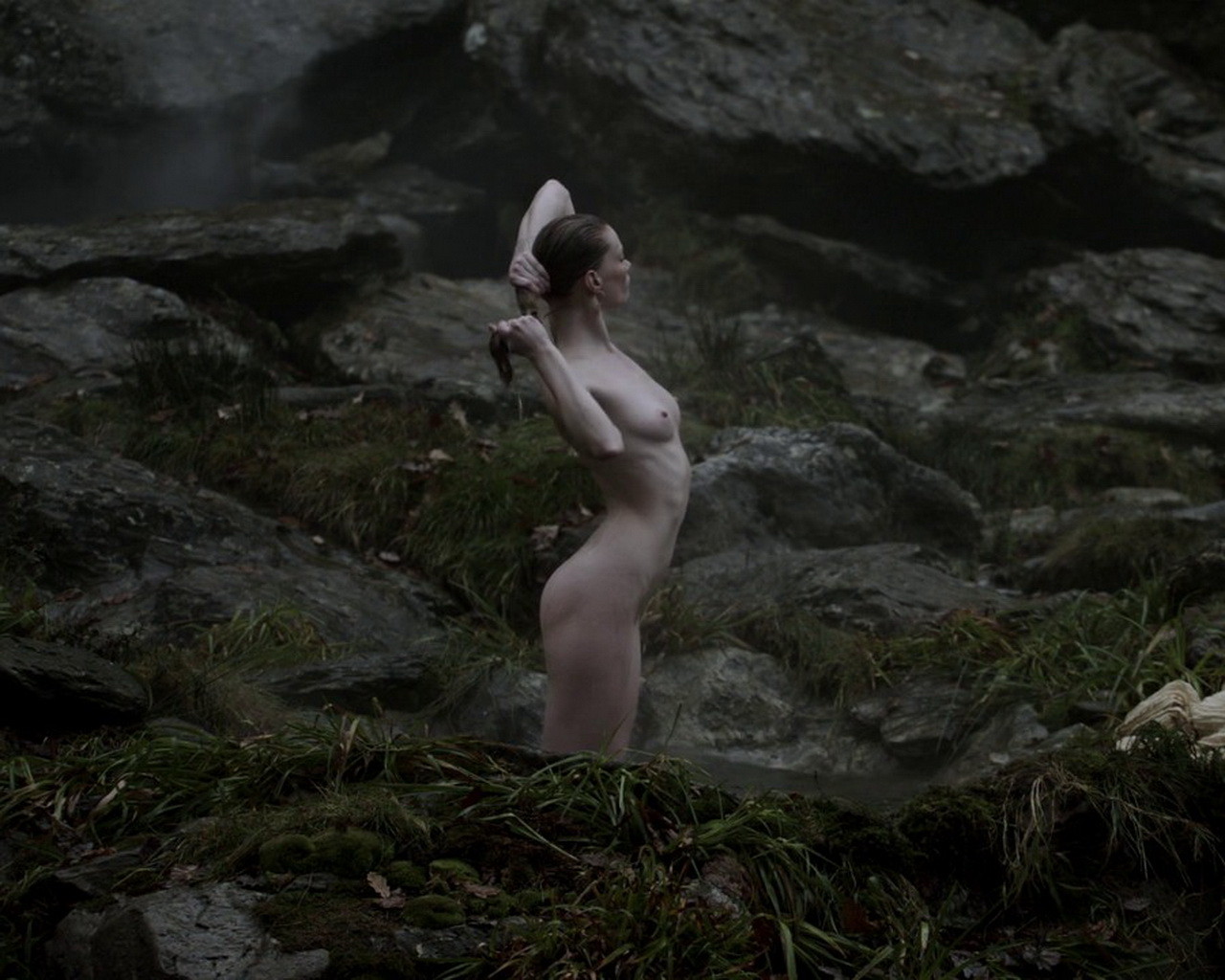 Alyssa Sutherland zeigt ihren völlig nackten Körper bei den Dreharbeiten zu Vikings S01E09
 #75202712