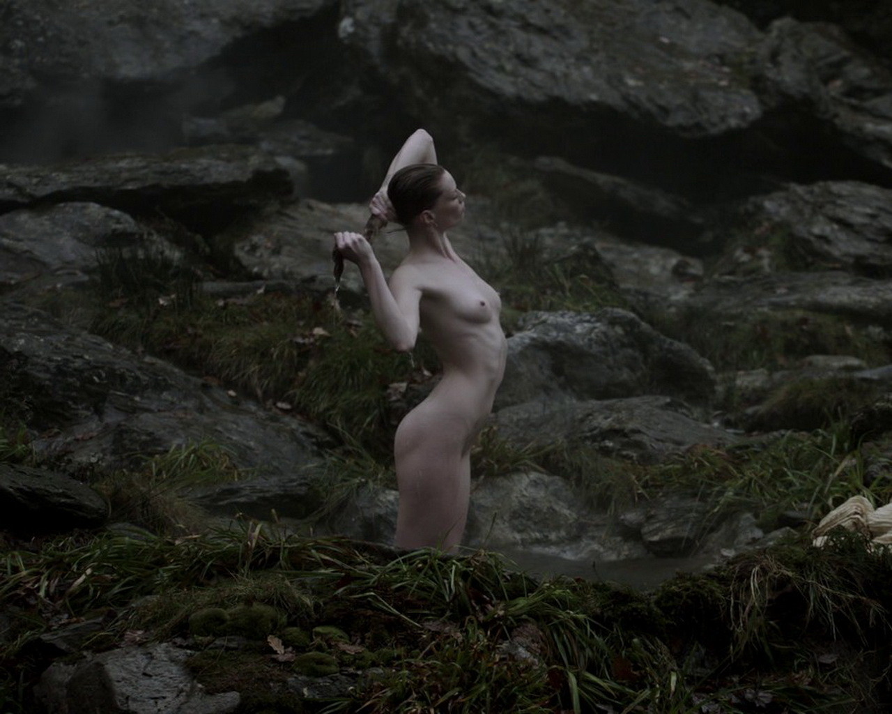Alyssa Sutherland showing off her fully naked body while filming Vikings S01E09 #75202719