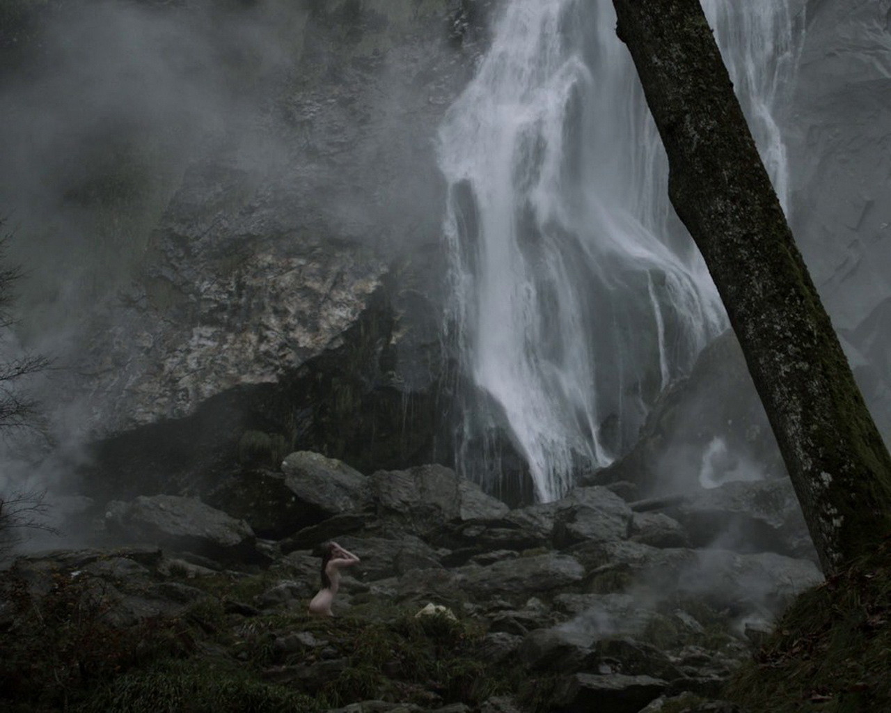 Alyssa sutherland che mostra il suo corpo completamente nudo durante le riprese di vikings s01e09
 #75202737