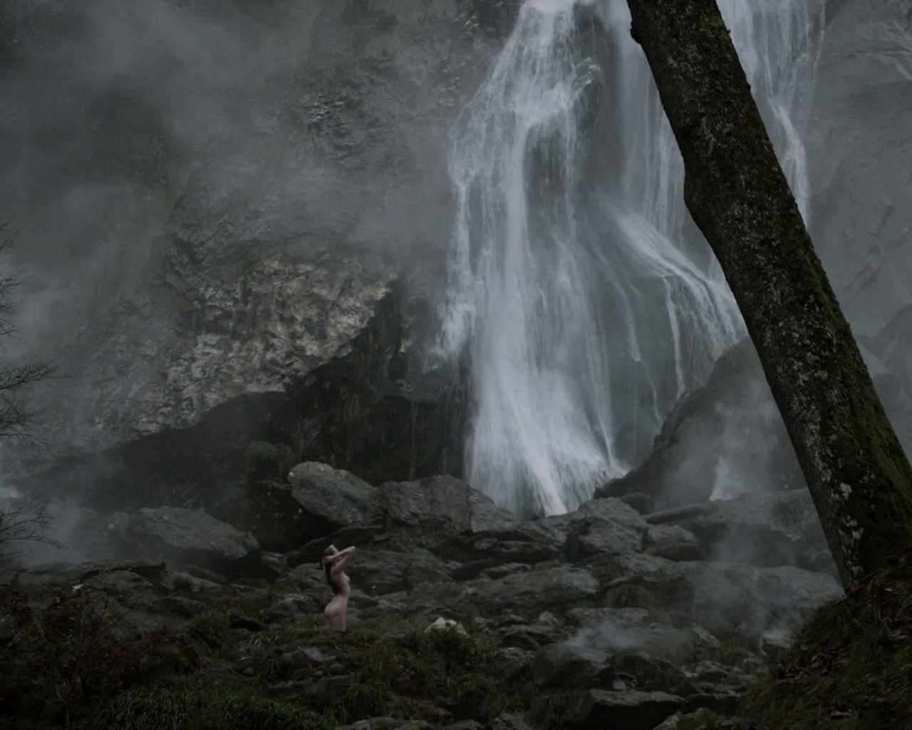 Alyssa Sutherland zeigt ihren völlig nackten Körper bei den Dreharbeiten zu Vikings S01E09
 #75202746