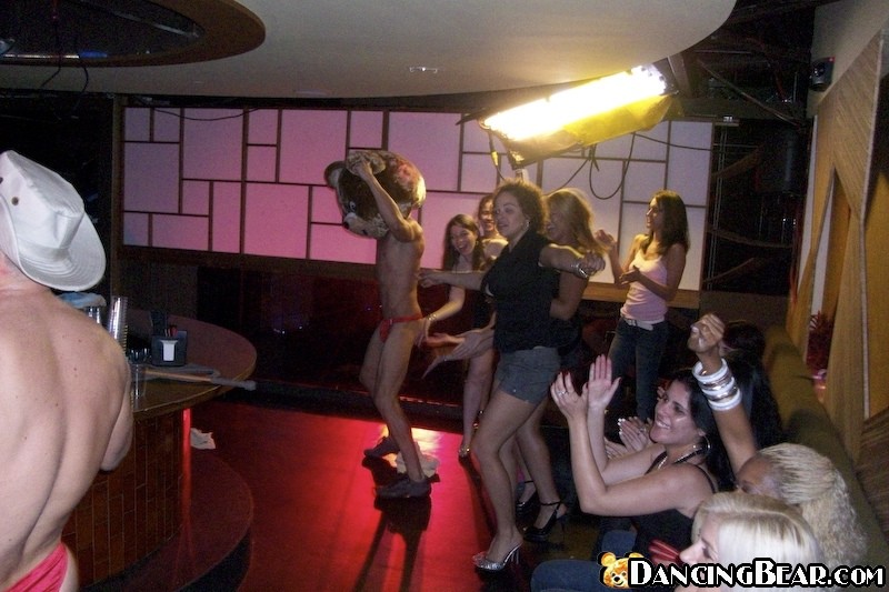 Heiße männliche Stripper verführen Babes in einem privaten Club
 #79044606