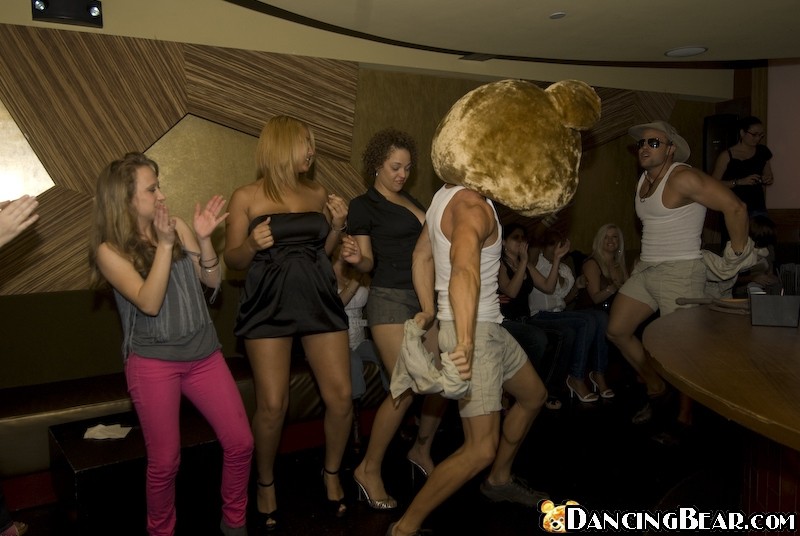 Heiße männliche Stripper verführen Babes in einem privaten Club
 #79044619