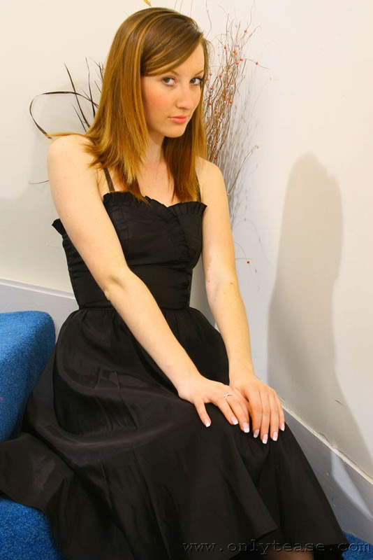 Sophia smith en un vestido negro de noche y medias
 #72654180