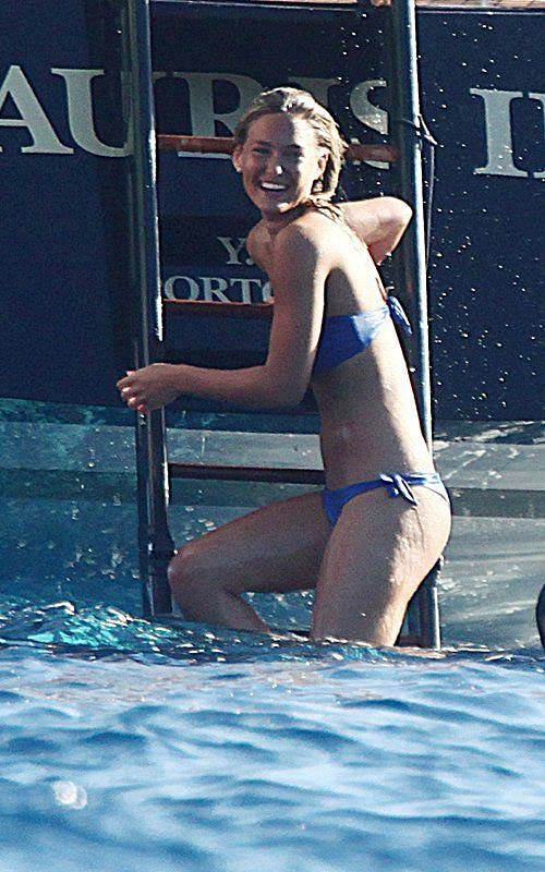 Bar Refaeli entblößt sexy Körper und heißen Arsch im blauen Bikini auf Yacht
 #75289809