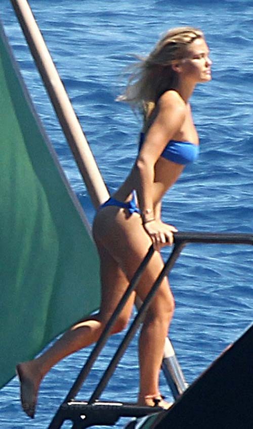 Bar Refaeli entblößt sexy Körper und heißen Arsch im blauen Bikini auf Yacht
 #75289834