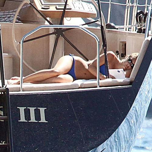 Bar refaeli exposant son corps sexy et son cul chaud en bikini bleu sur un yacht
 #75289861