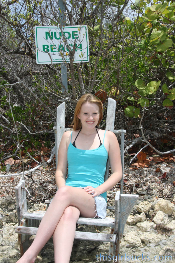 Cute blonde jeune sucer une bite un une belle île
 #74594450