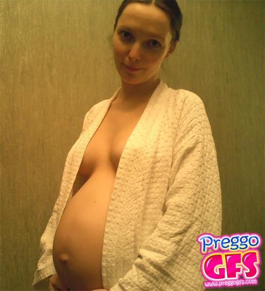 Amatrices enceintes exposant d'énormes ventres de femmes enceintes prêtes à exploser.
 #68338311