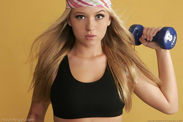 Rubia desnudándose en ropa deportiva
 #73987818