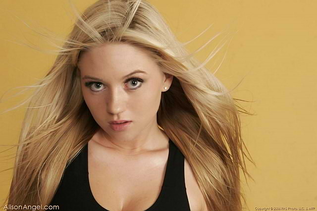 Rubia desnudándose en ropa deportiva
 #73987850