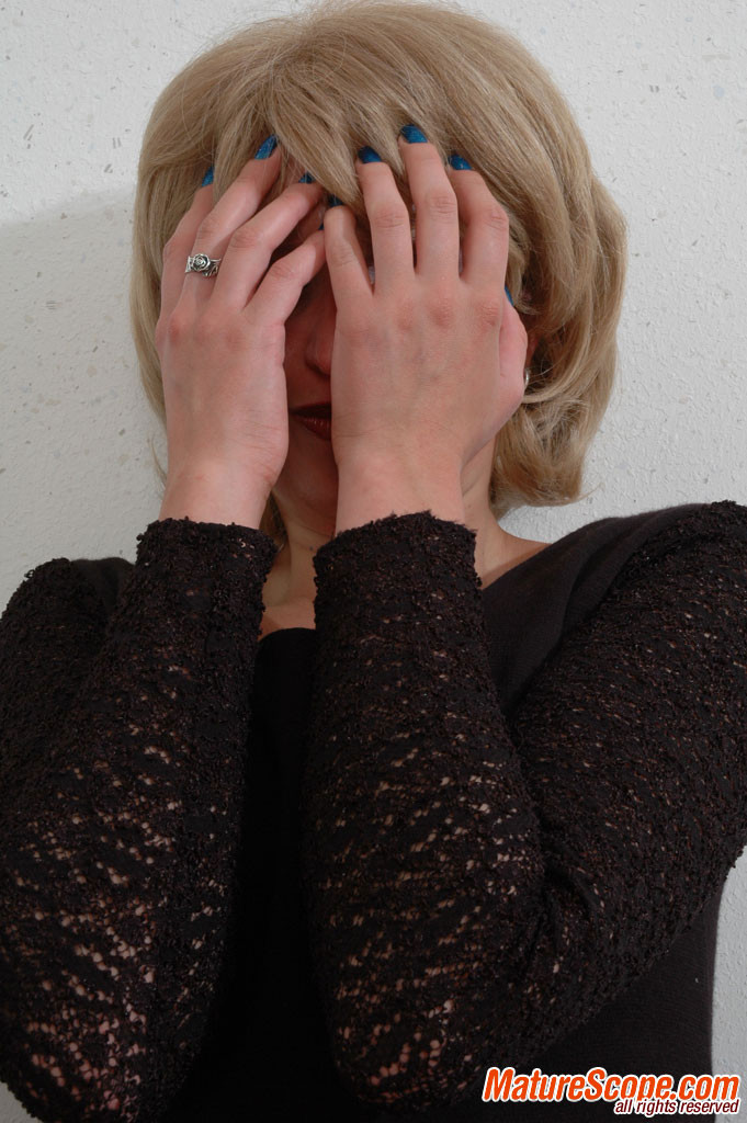 Ältere Mutti saugt großen Penis jung
 #78492536