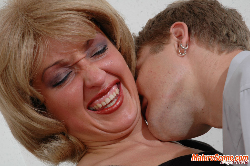 Ältere Mutti saugt großen Penis jung
 #78492549