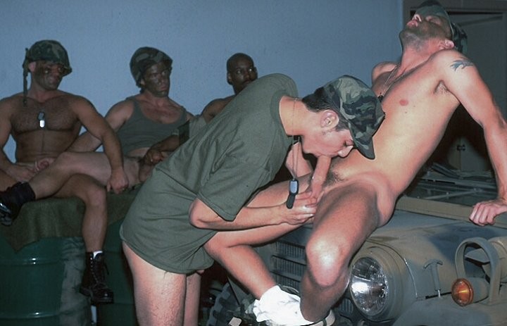 Enorme multitud de militares musculosos disfrutan de una orgía oral interracial
 #76911923
