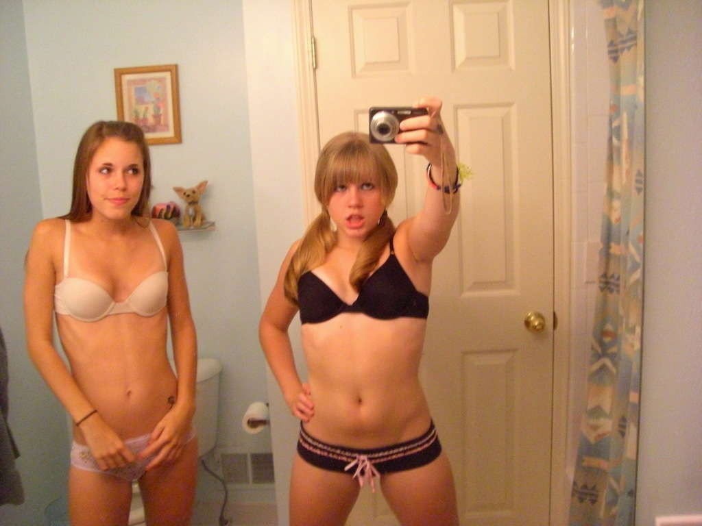 Varias jóvenes calientes en bikini autofoto
 #68184565
