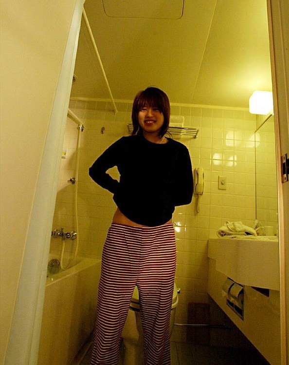Hitomi hayasaka, jeune asiatique, prend un bain et montre ses seins.
 #69825142