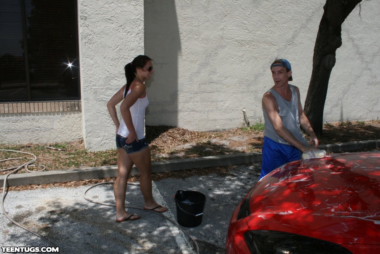Ashley storm lavando el coche y ordeñando una enorme polla en público
 #75121826