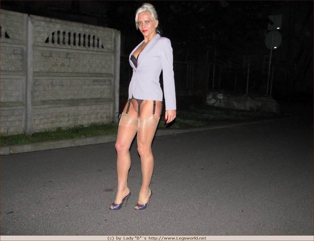 Milf tedesca dalle gambe lunghe in calze di seta in posa in pubblico
 #78910584