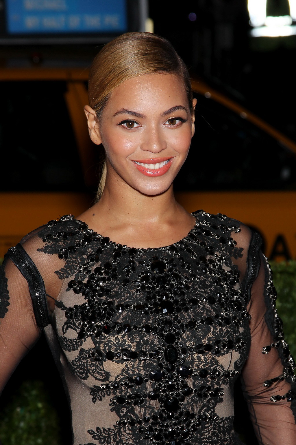 Beyonce knowles en buste et exhibant ses fesses dans une robe c-thru sans soutien-gorge au metropoli
 #75263797