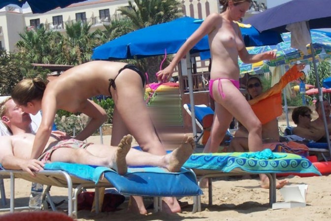 裸のビーチで体を露出するのが大好きなホットな女性
 #72249429