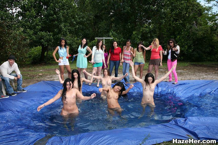 Jeunes de collège bizutés dans une piscine par des sœurs de sororité lesbiennes
 #68083608