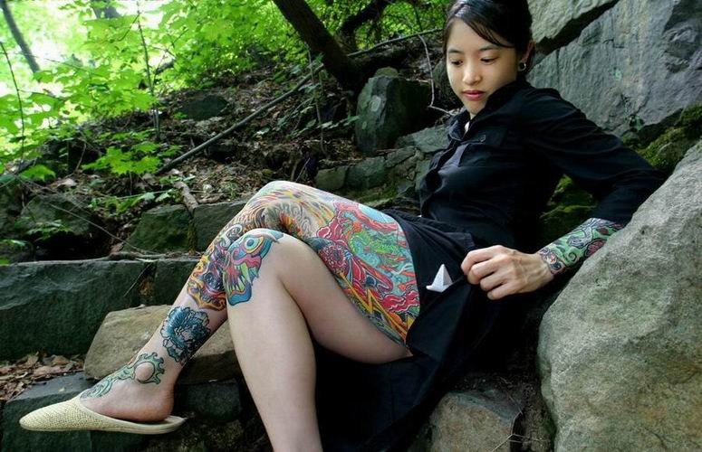 美しいバストのアジア人タトゥー入りティーンポーザー屋外
 #69811994