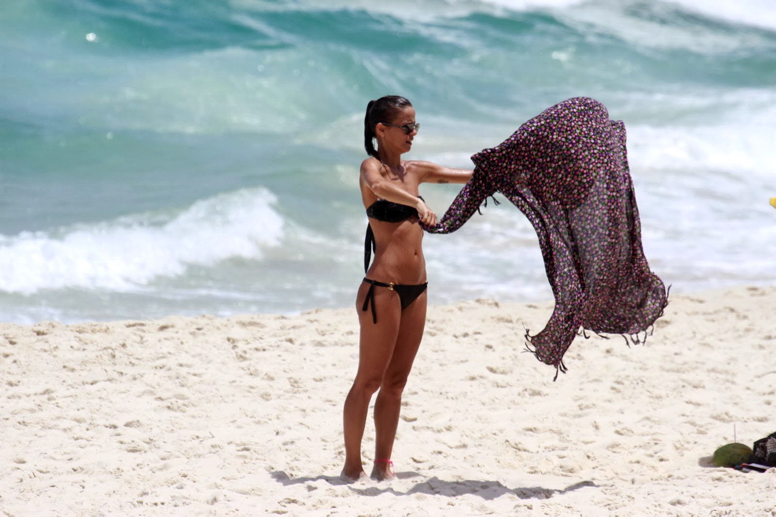 Fernanda de Freitas showing off her bikini body on the beach in Barra da Tijuca, #75214277