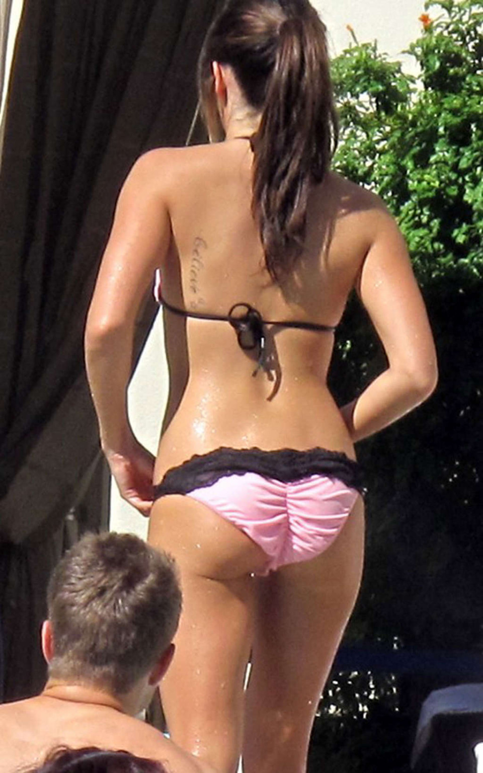 Ashley tisdale exponiendo cuerpo sexy y culo caliente en bikini en la piscina
 #75331071
