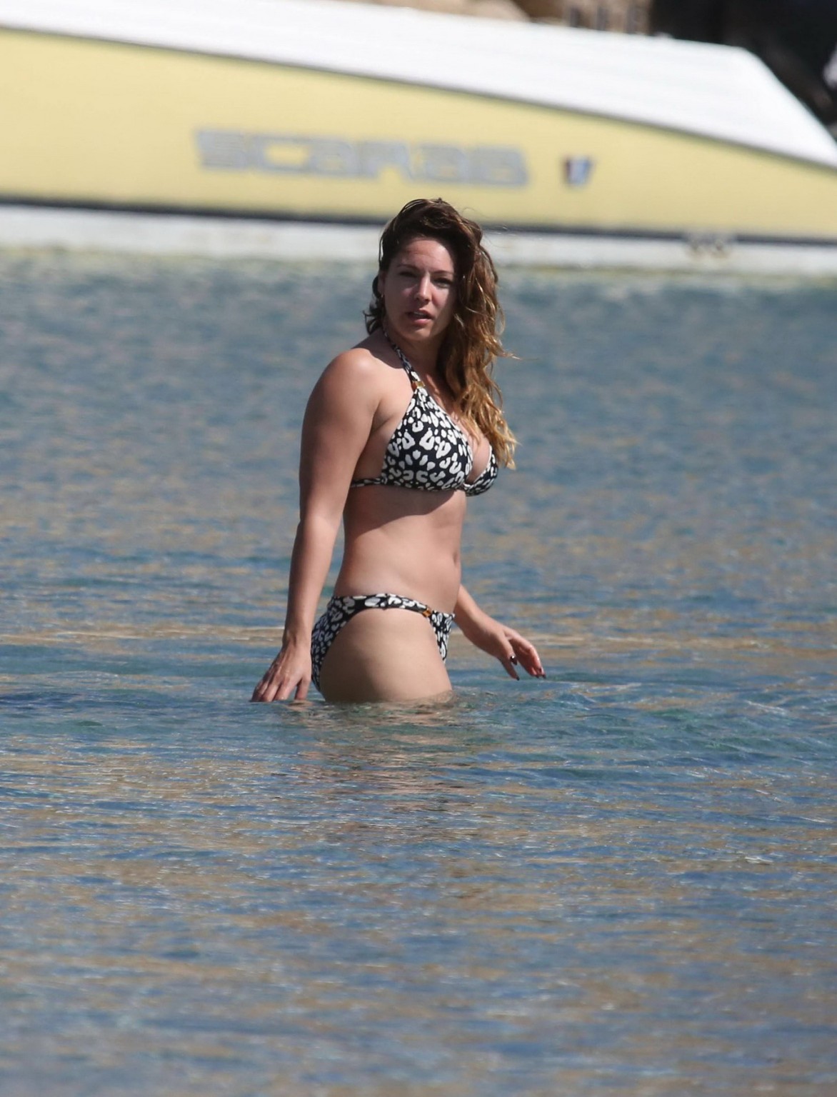 Kelly Brook busty in bikini bianco e nero in spiaggia in Grecia
 #75185798
