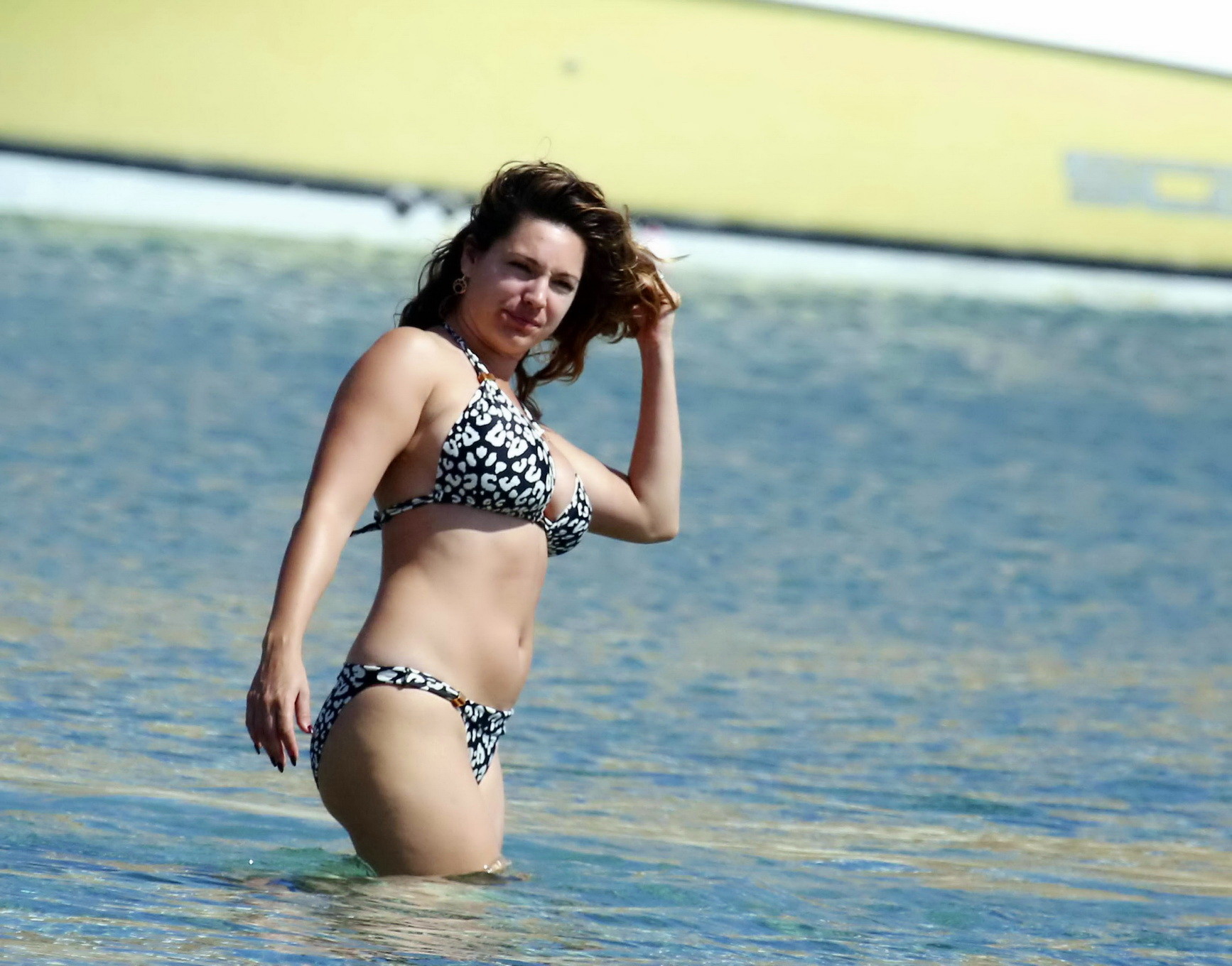 Kelly brook en bikini noir et blanc à la plage en Grèce.
 #75185806