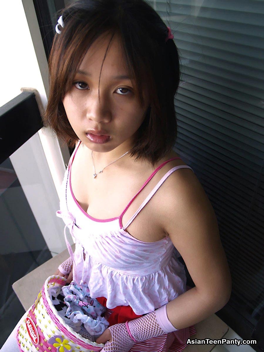Jeune asiatique aux gros seins
 #69974144