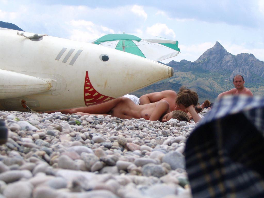 Une jeune sexy choque la plage en se déshabillant.
 #72248422