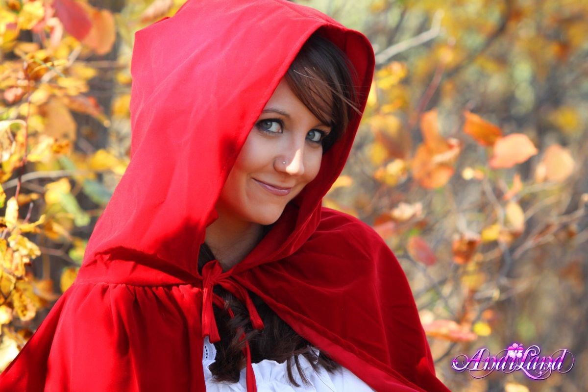 Joven vestida como Caperucita Roja mostrando sus bragas blancas y sus tetas turgentes
 #68376375